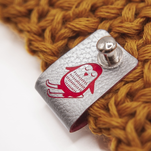 Metka ekoskóra z nitem- 2x6 cm-pingwin-srebrno/czerwona