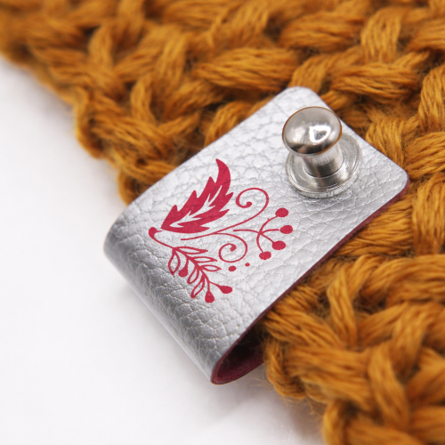 Metka ekoskóra z nitem- 2x6 cm-kwiatek -srebrno/czerwona